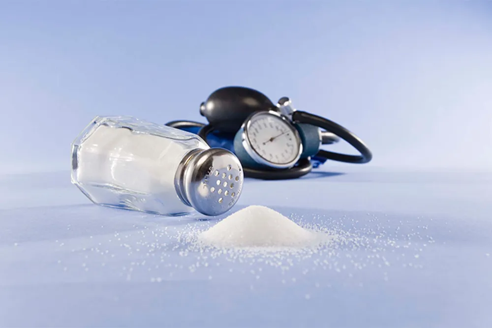 تأثیر کاهش مصرف نمک بر کنترل فشار خون: بررسی علمی و راهکارها